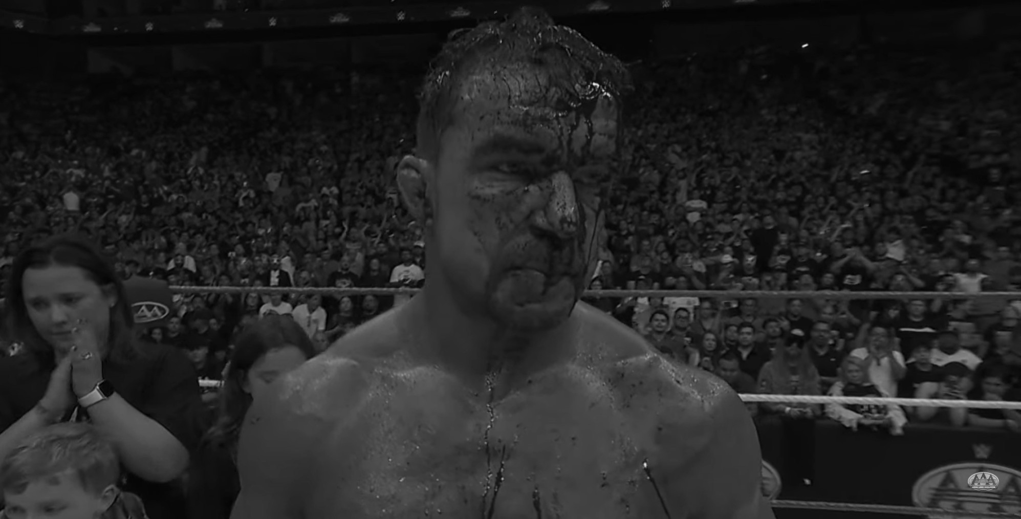 Chad Gable sin máscara y con el rostro ensangrentado